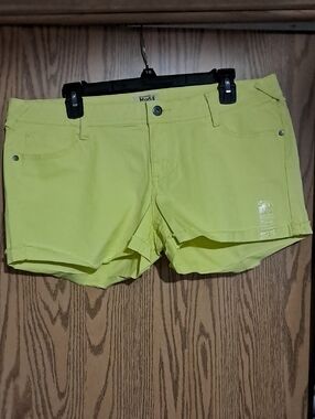 Mudd Women's Neon Lime Jean Shorts Sz 17